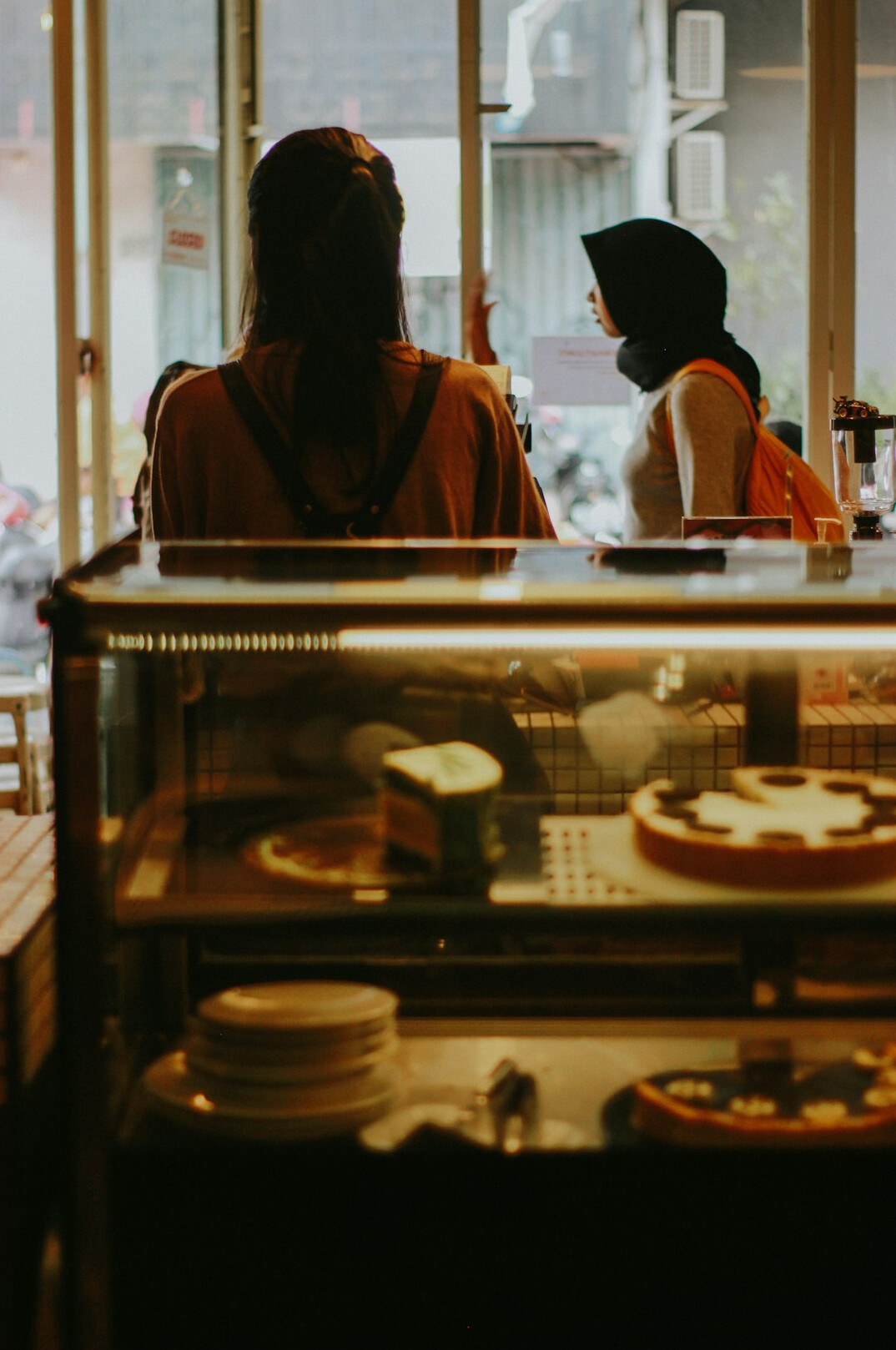 Two Brazilian women in deep conversation at a cafe table